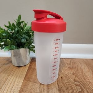 Tupperware Cup With Measurements and Lid